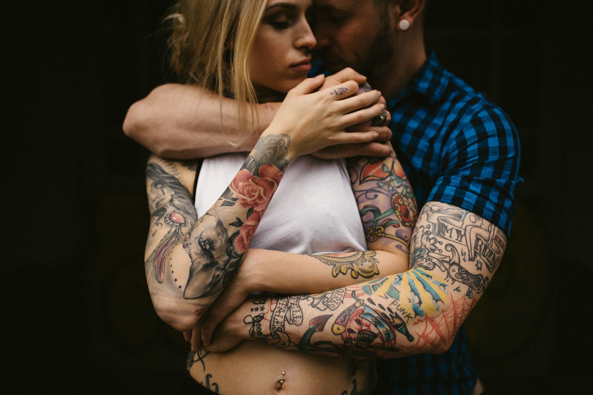 Татуированная блондинка и ее друг брюнет занимаются сексом на кухне