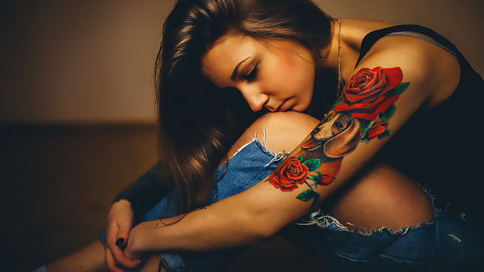 Татуировки на руках брюнетки
