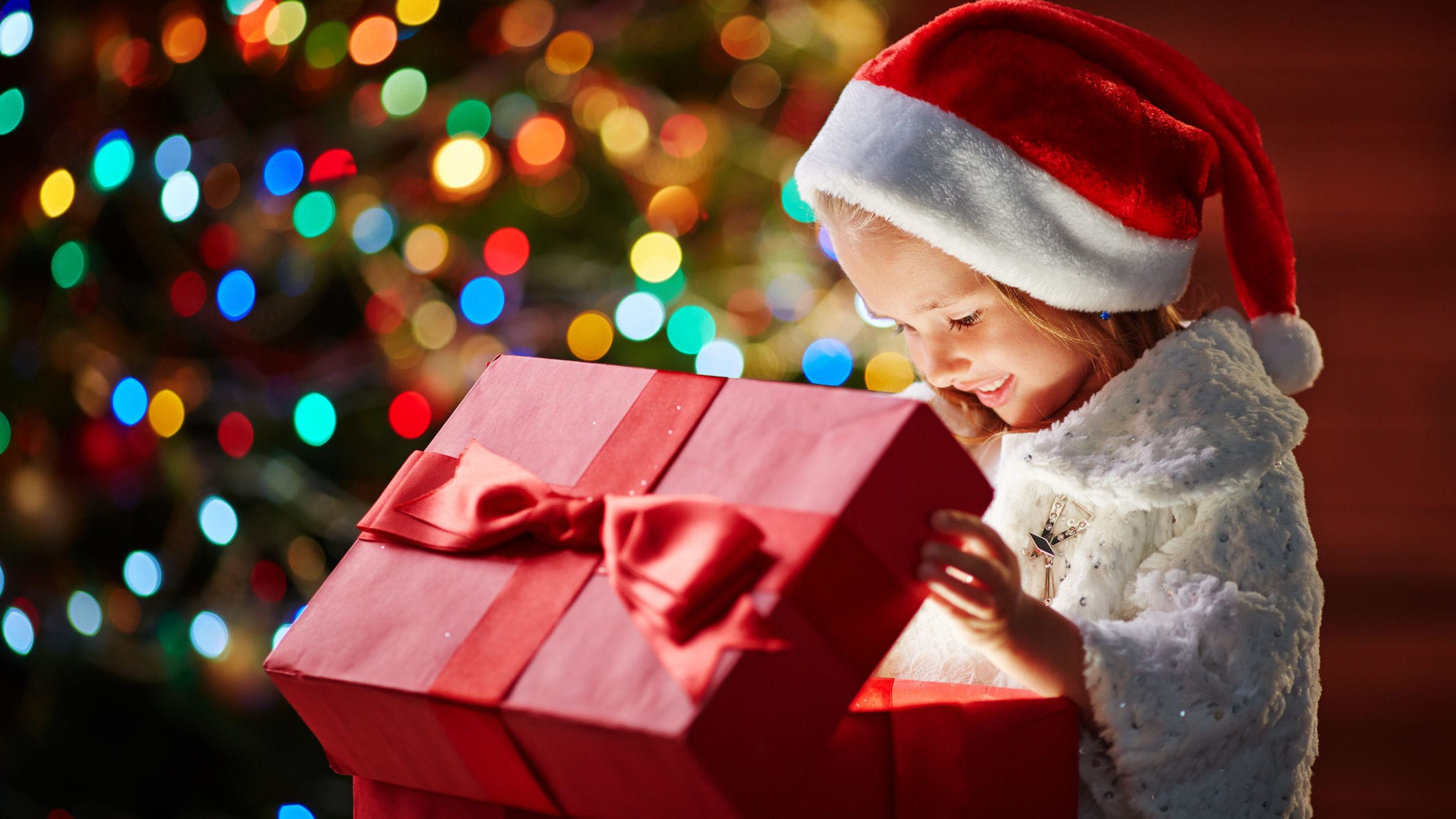 Начинаем жить в новом году. Новый год дети. Подарки под ёлкой. Новогоднее чудо. Новогодние подарки для детей.