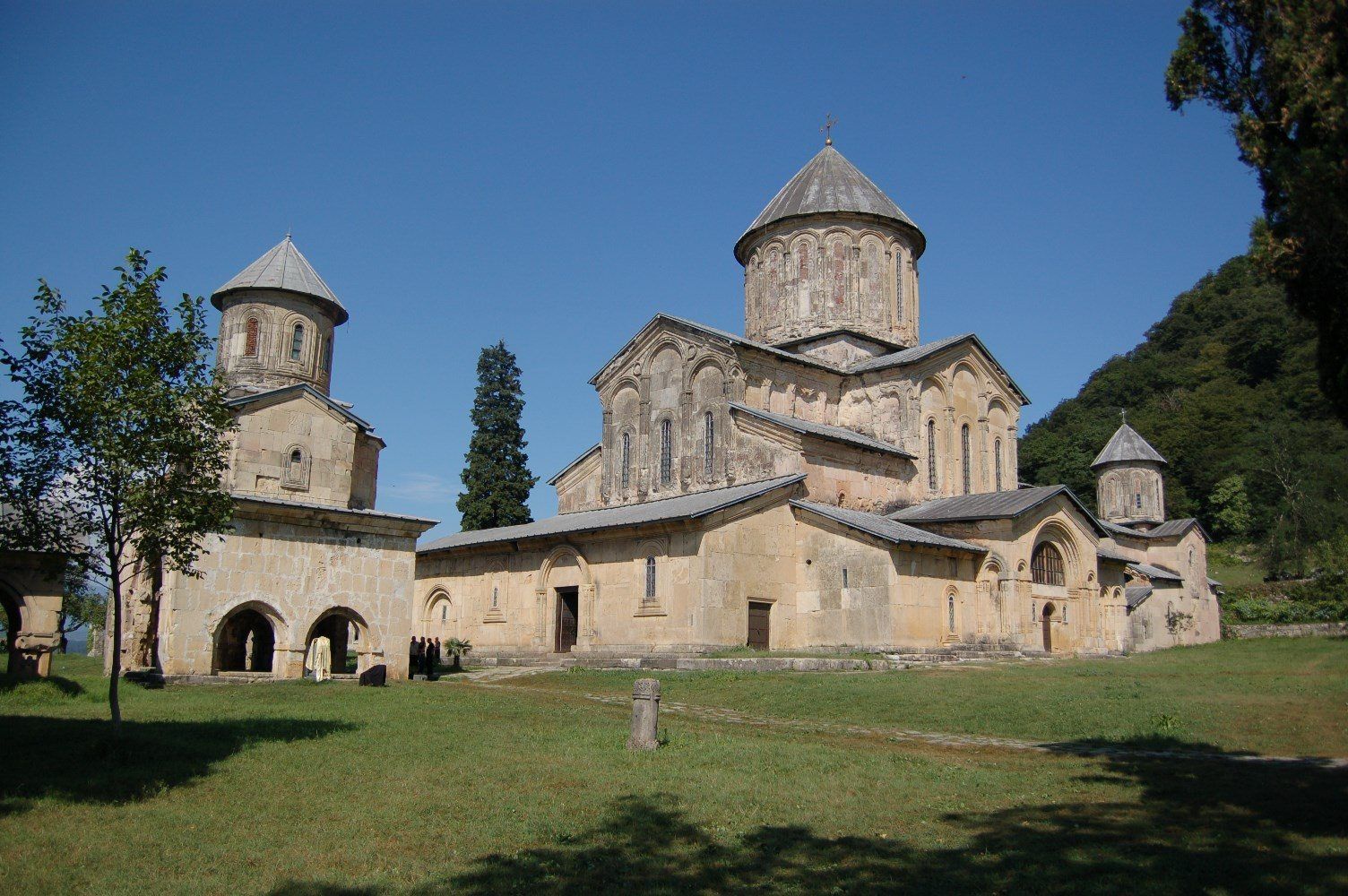 Город в грузии 3. Гелатский монастырь Грузия. Гелатский монастырь Кутаиси. Монастырский комплекс Гелати. Гелатский монастырь Кутаиси Грузия.