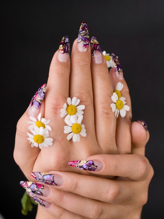 Красивый маникюр на март. Цветы на ногтях. Красивые ногти. Красивый маникюр. Маникюр с цветами.