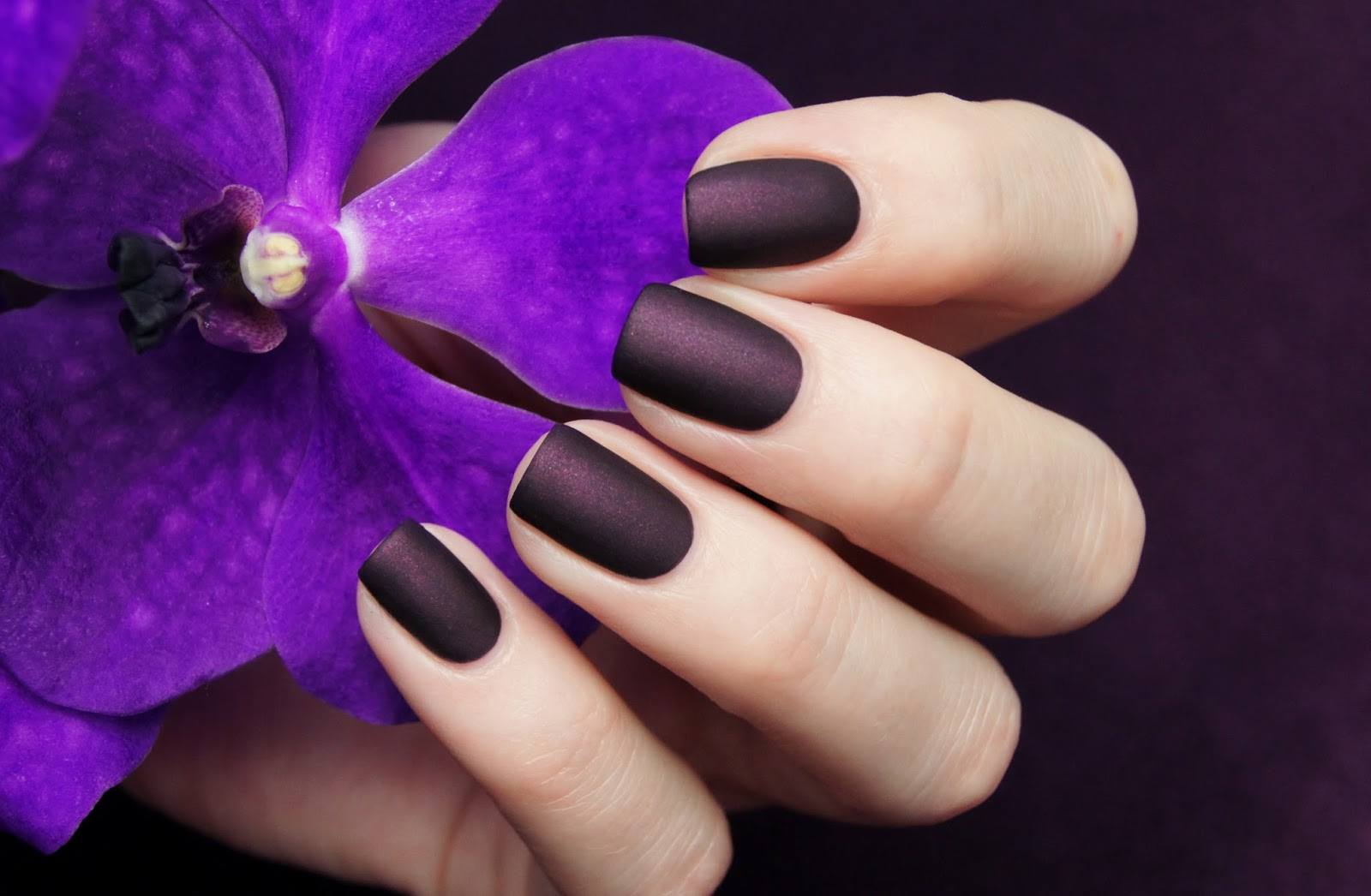 Фиолетовые матовые ногти