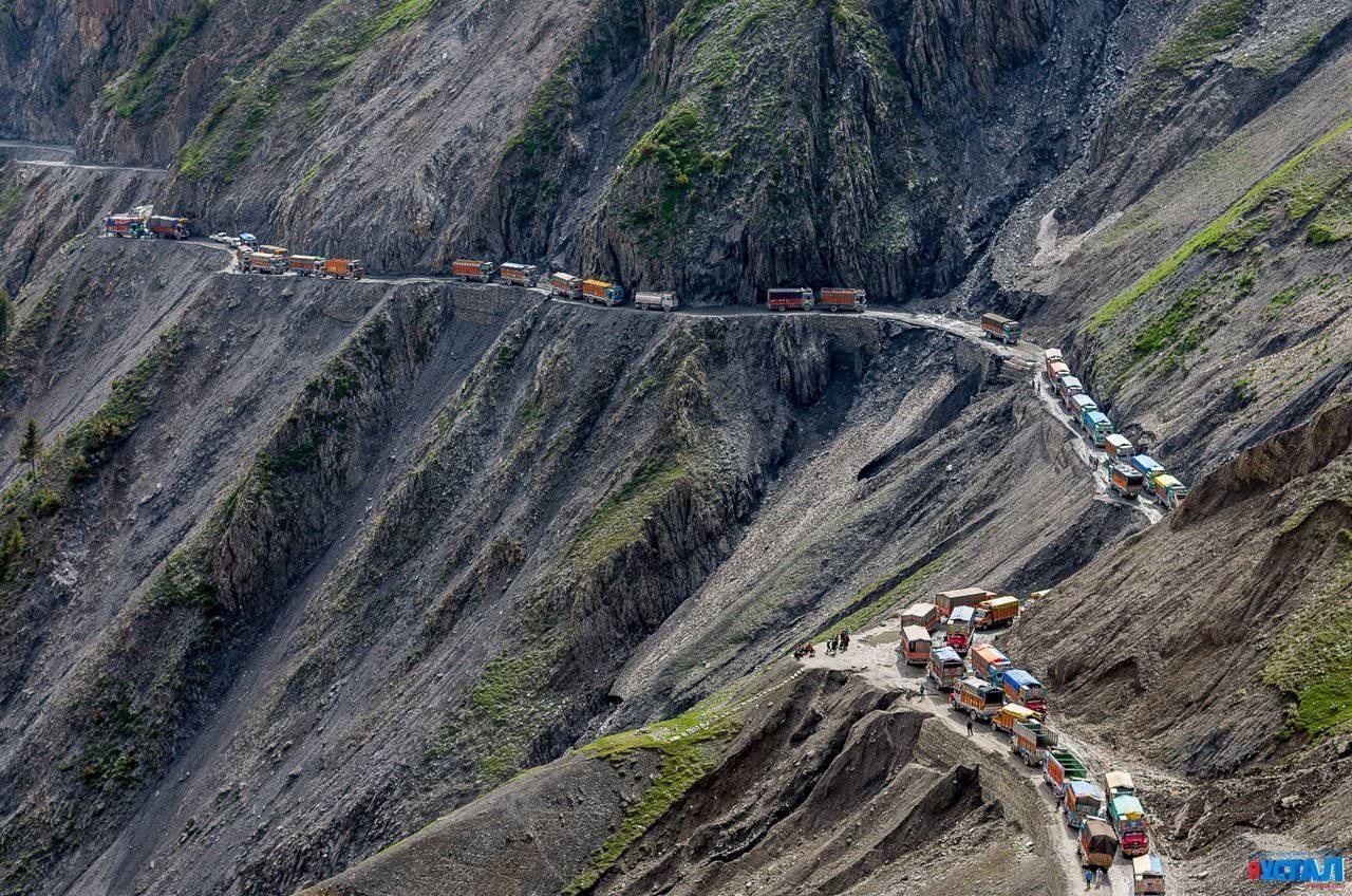 World most dangerous. Дорога зоджи ла Индия. Перевал зоджи ла пасс в Индии. Шоссе Карнали, Непал. Перевал Лос-Караколес Чили.