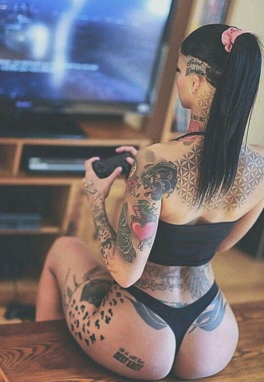 На спине девушки хрупкого телосложения эффектно смотрятся большие татуировк...