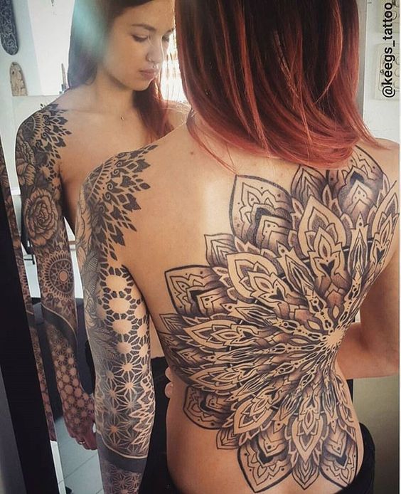 Татуировка на спине дамочки