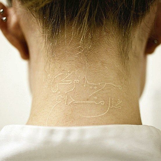 Оригинальные татуировки для девушек на шею
