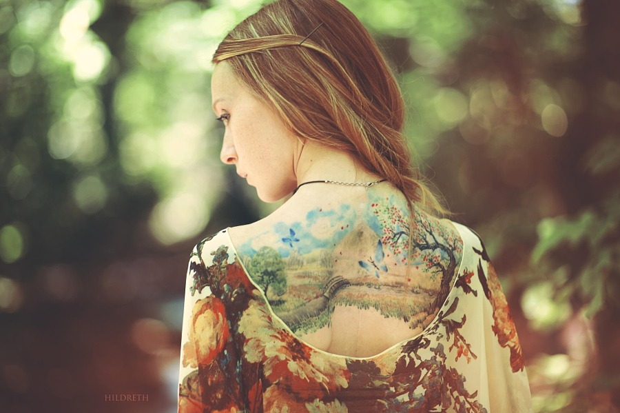 Девушка с большой татуировкой на спине (20 фотографий)