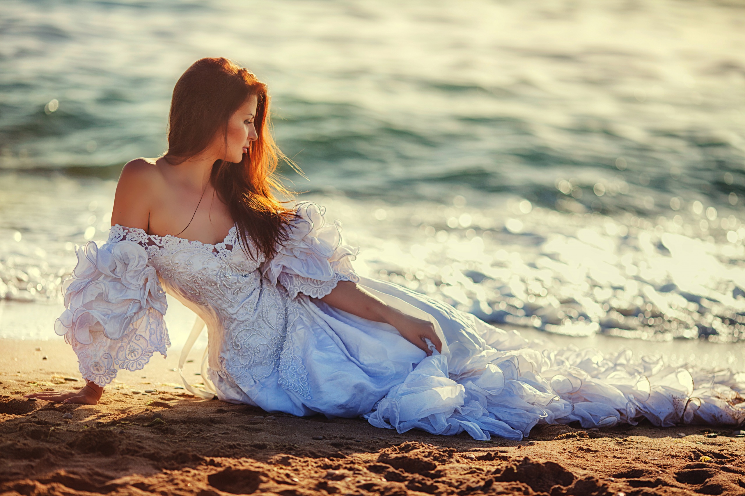Женщина в платье на море