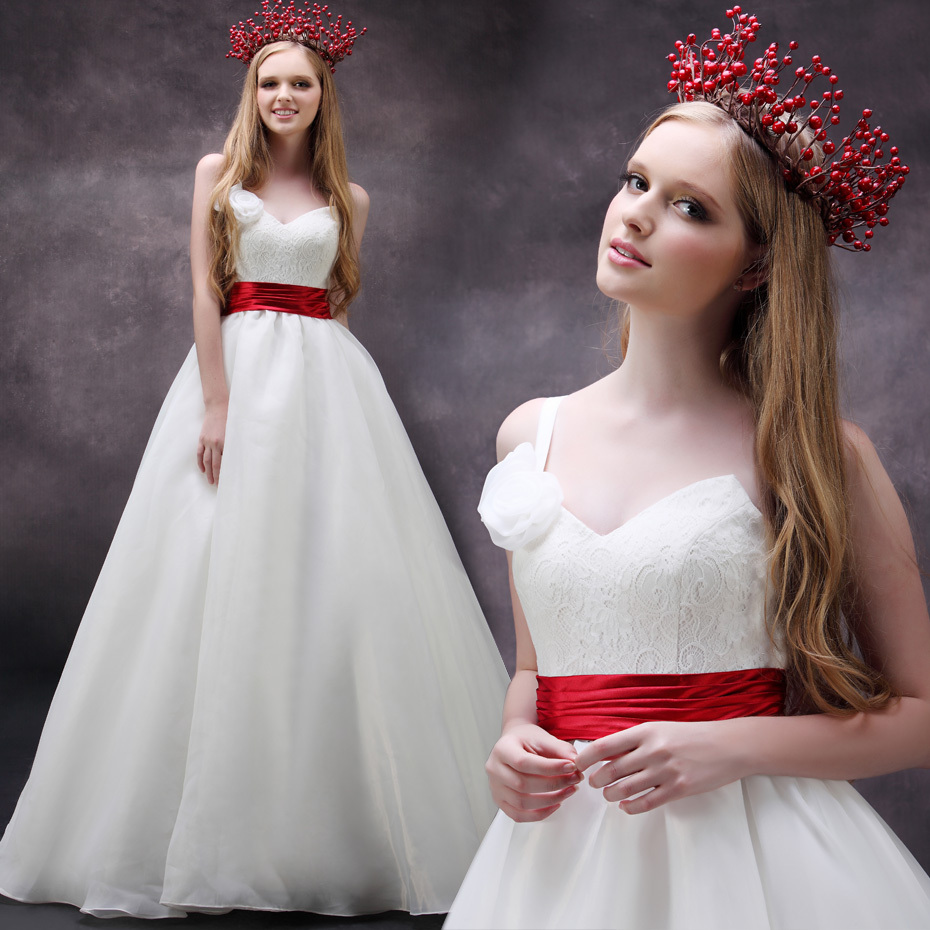 Свадебное платье с красными вставками