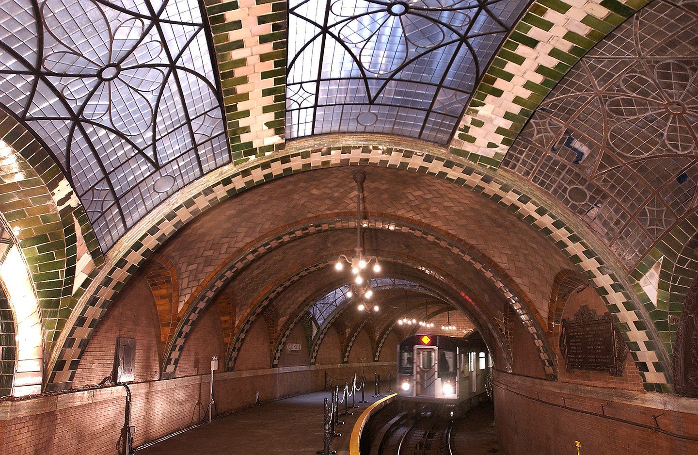 Метрополитены сша. Станция Сити-Холл Нью-Йорк. Сити Холл метро Нью-Йорка. Станция метро Сити Холл. Станция метро City Hall в Нью-Йорке.