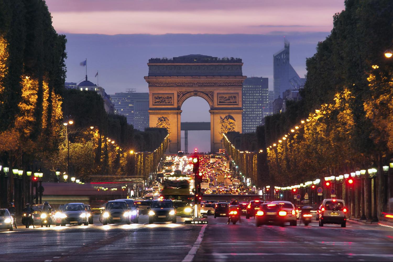Известные улицы стран. Елисейские поля в Париже. Париж Елисейские поля и Триумфальная арка. Главная улица Парижа Елисейские поля. Елисейские поля в Париже ночью.