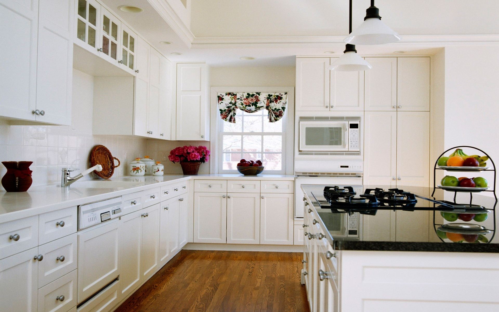 Красивая белая кухня. Белые кухни. Белая кухня в интерьере. Кухня в белом цвете.