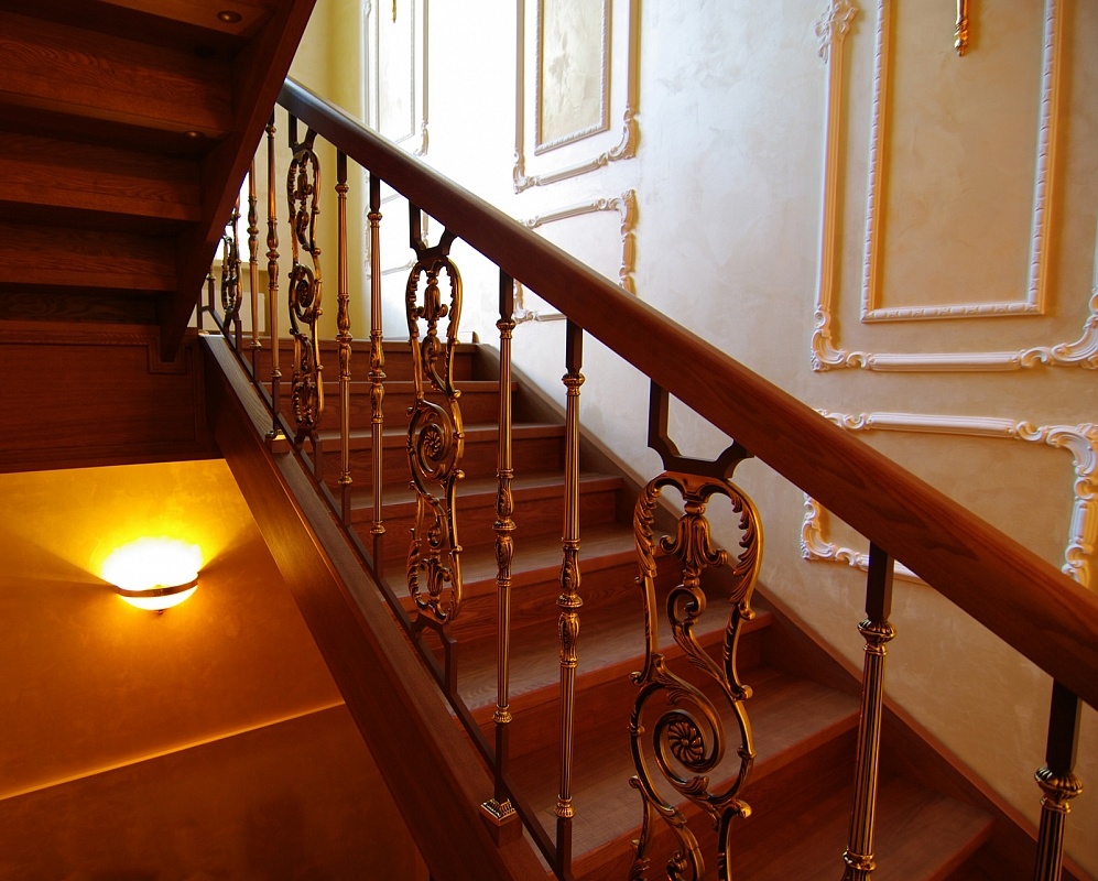 Лестница на второй этаж в частном доме: 100 фото примеров в интерьере