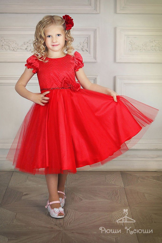 Детская прическа к красному платью