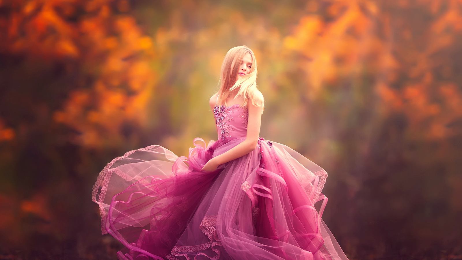 Красивая девушка в розовом платье