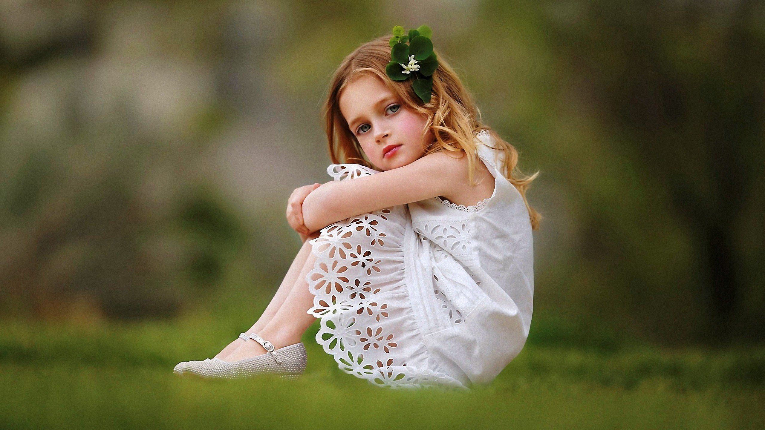 Маленькая девочка в платье белом
