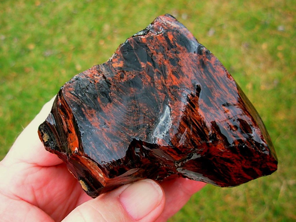 Обсидиан 2. Пехштейн обсидиан. Вулканический камень обсидиан. Обсидиан вулканическое стекло минерал. Камень обсидиан черный минерал.