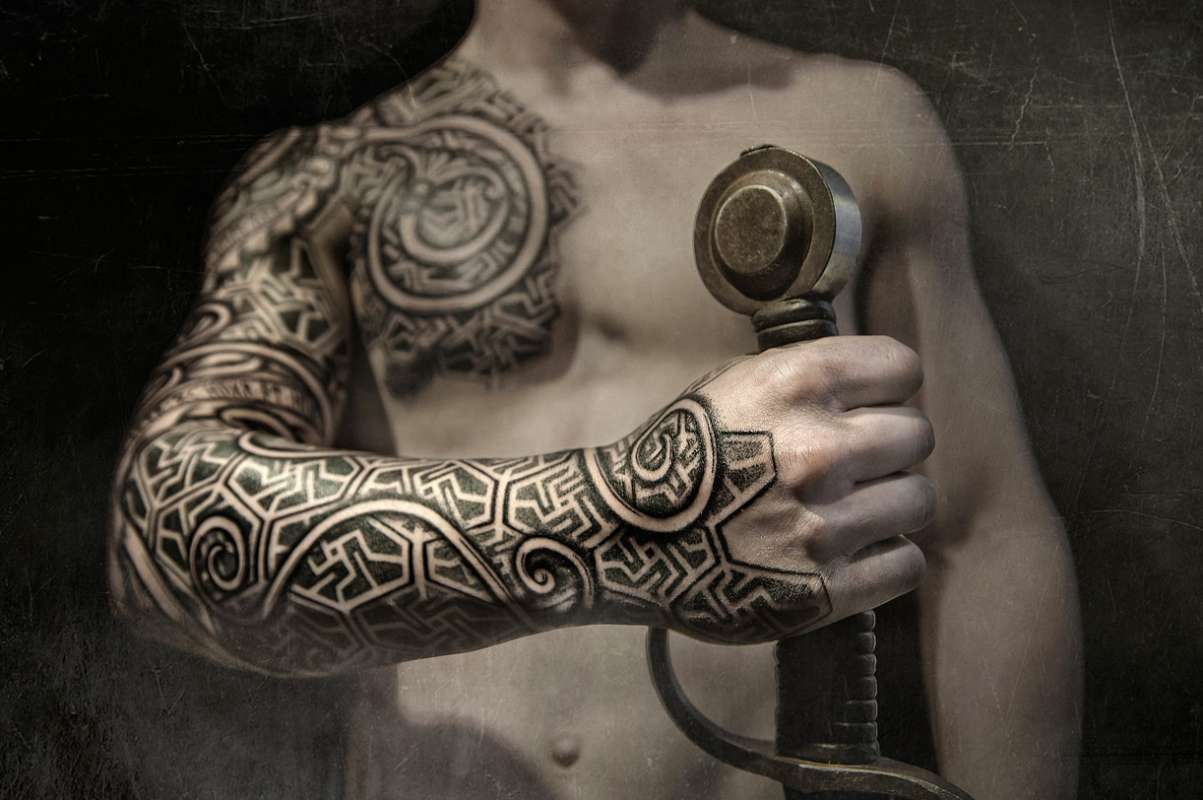 Татуировки в старинном скандинавском стиле.