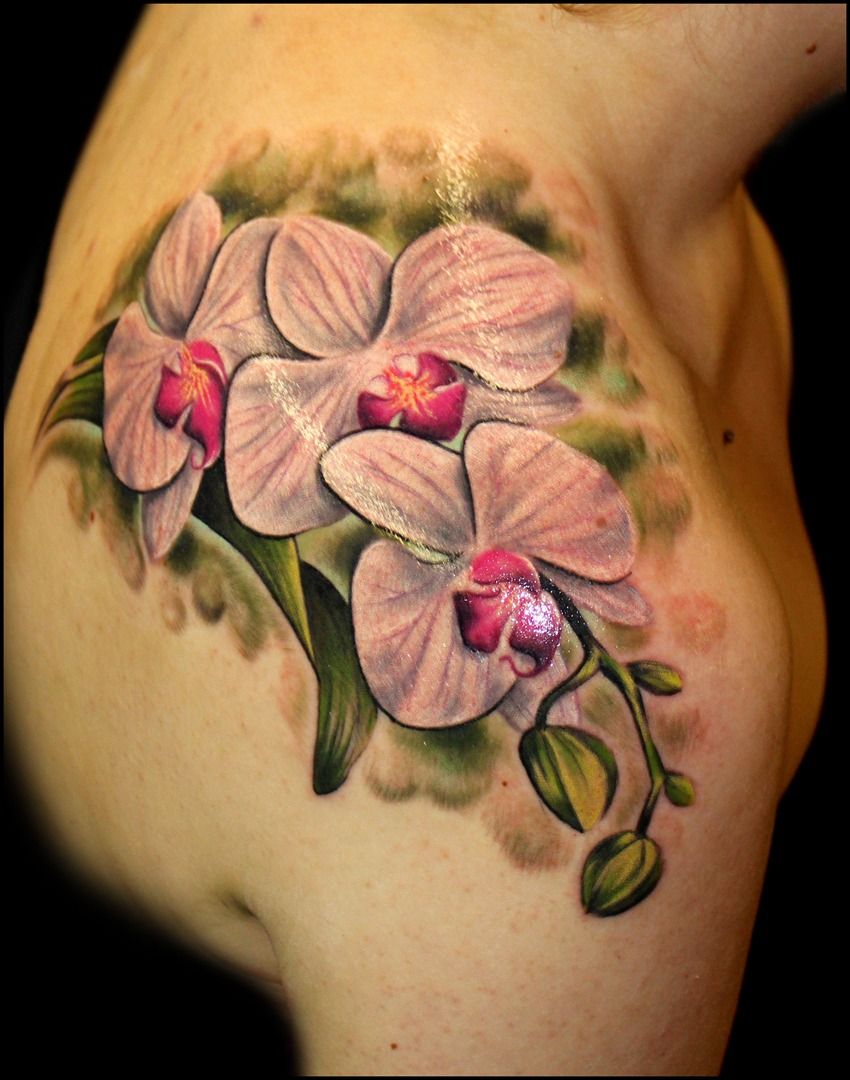 Татуировка орхидеи на предплечье. 