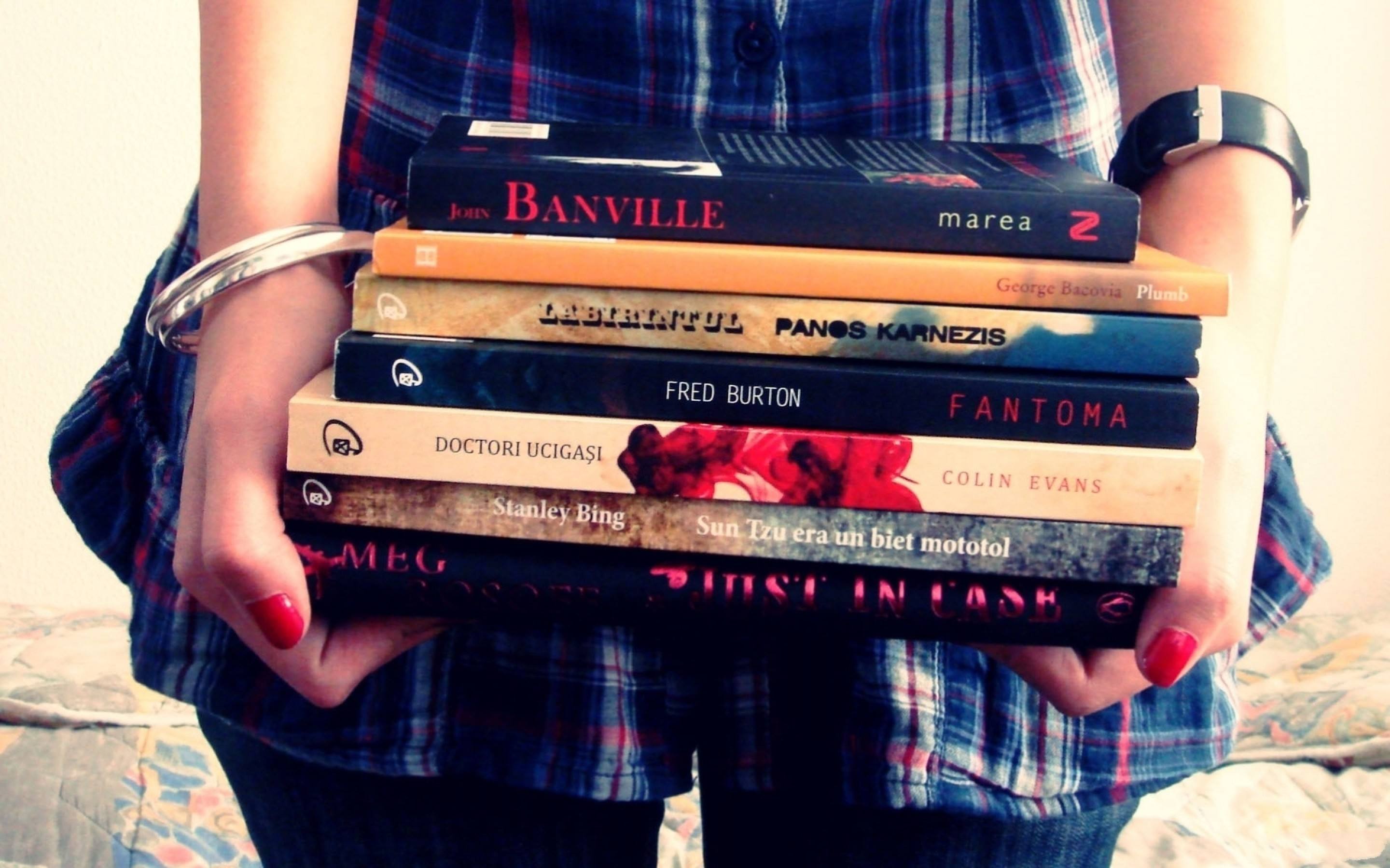Сайт с любыми книгами. Книга в руках. Стопка книг. Читает книгу. Девушка с книгой.