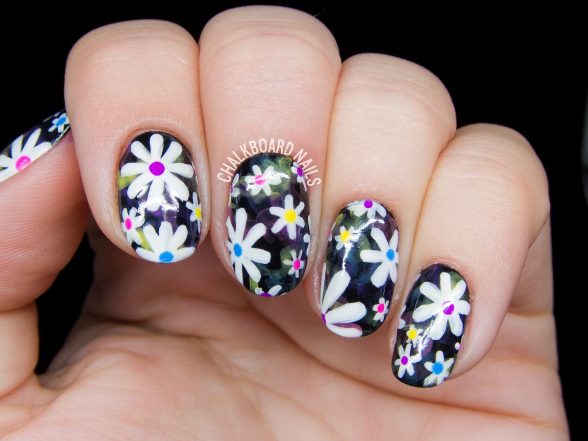Дизайн ногтей с ромашками. Ногти с цветочками. Маникюр с ромашками. Маникюр с цветочками на ногтях. Красивые маникур с цветочками.