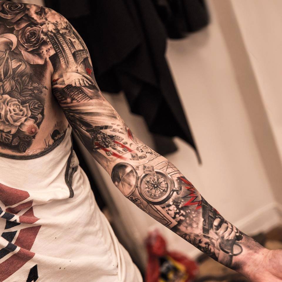 Большая татуировка на руке.