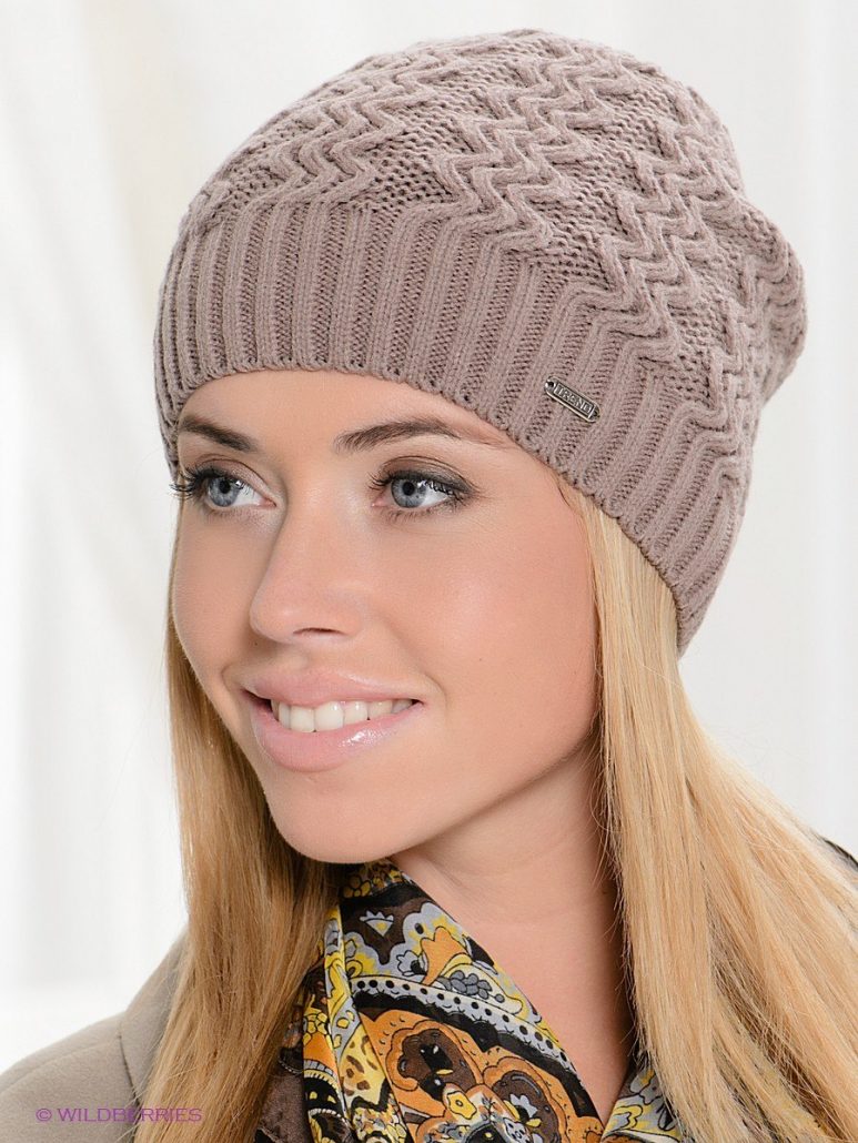 Шапка вязаная женская. Фасоны вязаных шапок. Модные шапки на весну. Вязаные шапки женские на весну. Тонкая вязаная шапка женская.