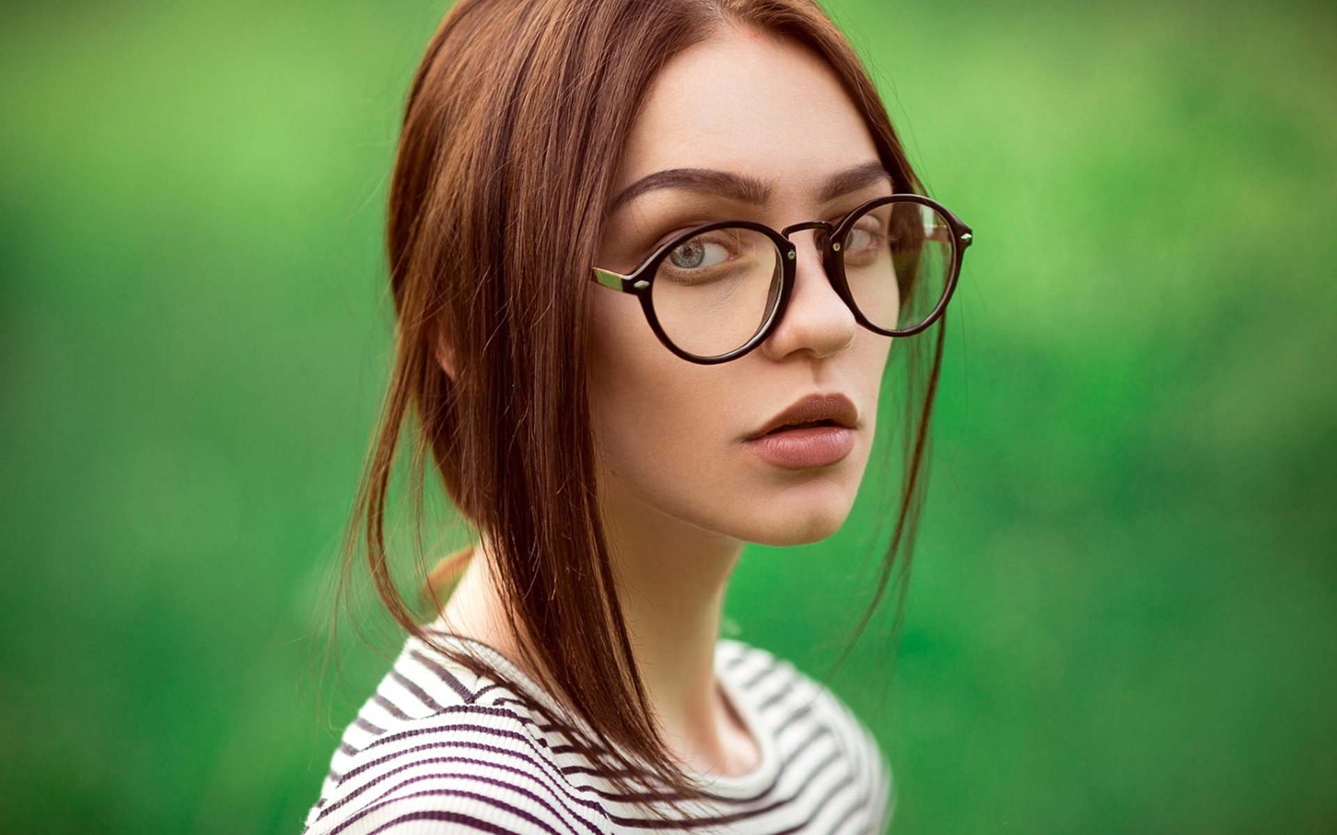 Фото девушка в очках для зрения