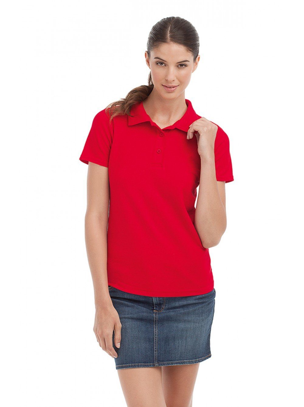 Вырез поло. Красная футболка женская поло с воротником. Воротник поло женский. Футболка поло с юбкой. Топ с воротником поло.
