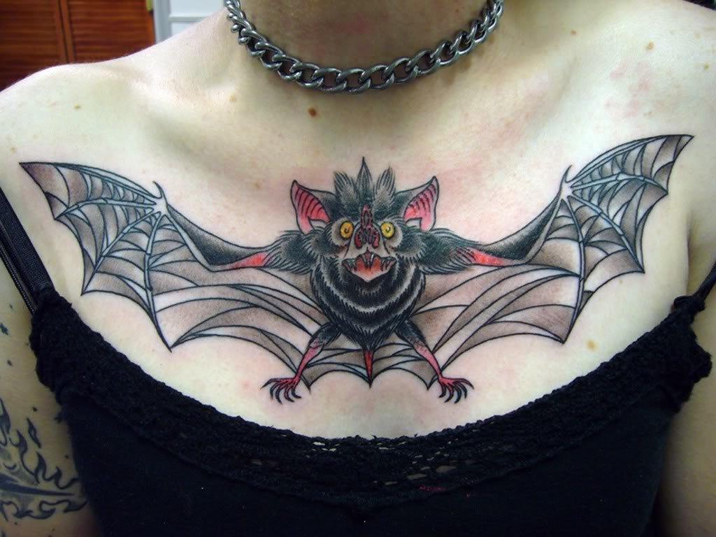 Женские татуировки летучей мыши.