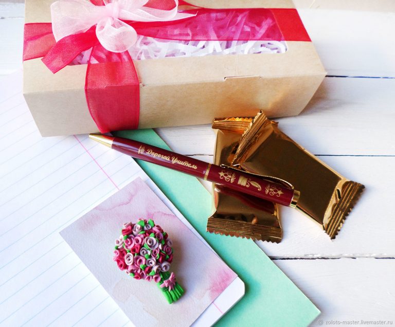 Что подарить учителю: лучшие идеи подарков на разные праздники