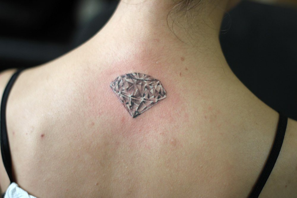 Татуировки бриллиант для девушек