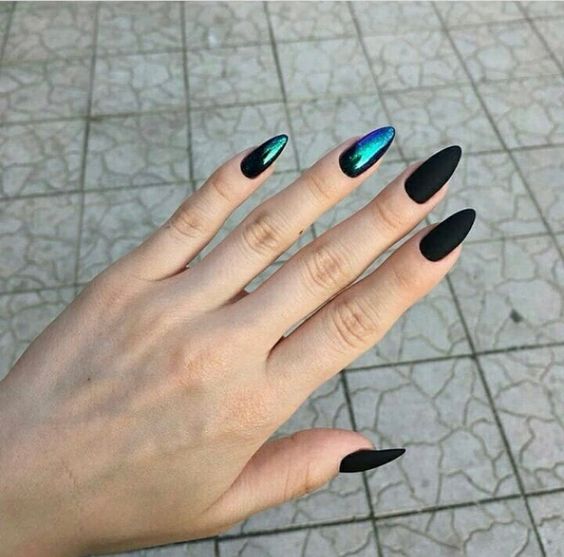 Маникюр на длинные ногти разные цвета на двух руках