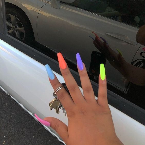 Маникюр на длинные ногти разные цвета на двух руках