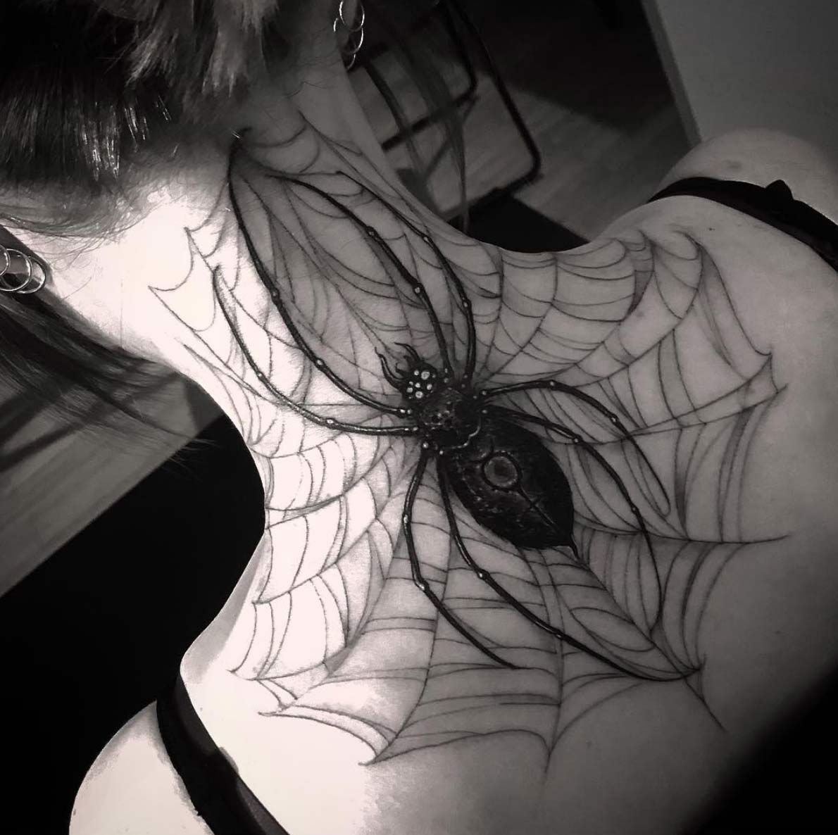 Татуировка паутина на груди