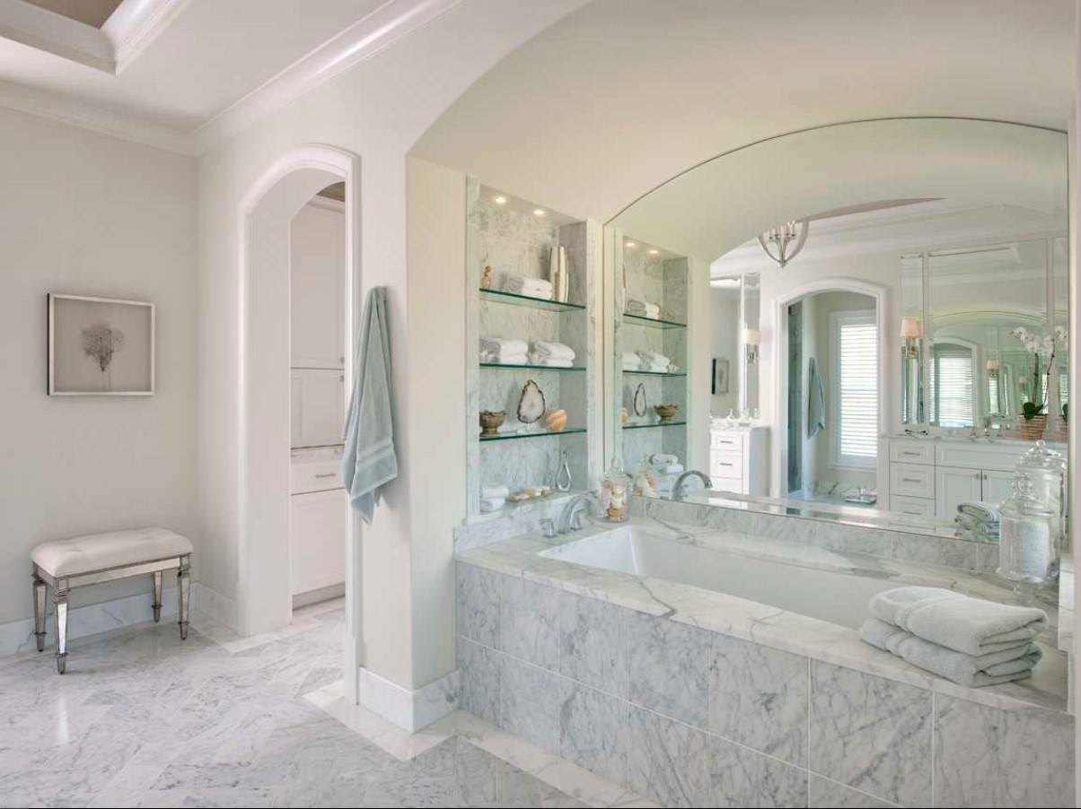 Стеклянная ниша в ванной. Ванная комната с аркой. Зеркало в мраморной ванной. Интерьерные арки в ванной комнате. Зеркало в интерьере ванной комнаты.
