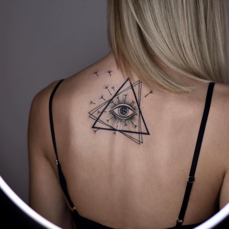 Татуировки для девушек треугольник