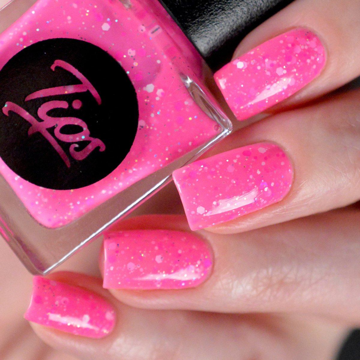 Pink manicure is complete freedom of choice in terms of its design. 