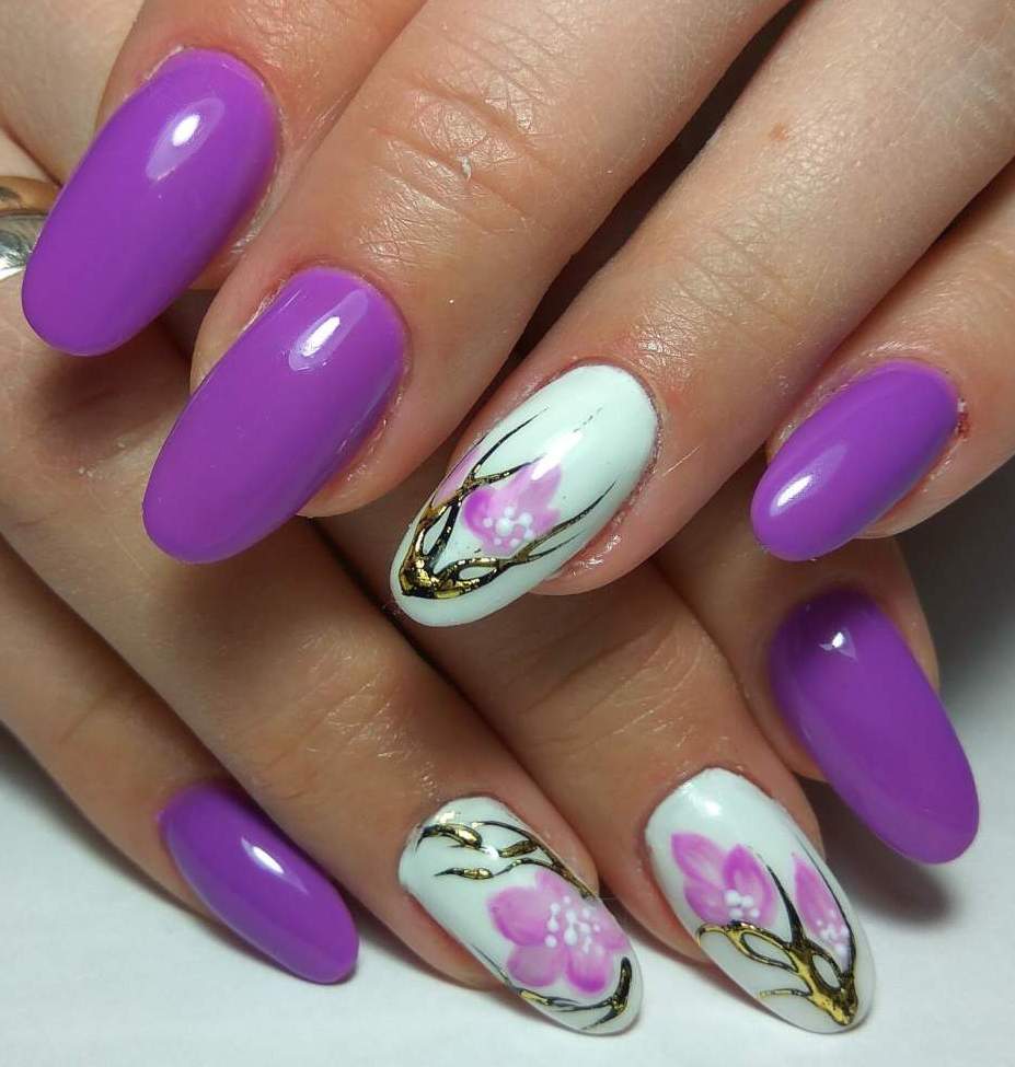 Маникюр весенний дизайн ногтей новинки оригинальный. Сиреневые ногти. Цветы на ногтях. Ногти с цветами.