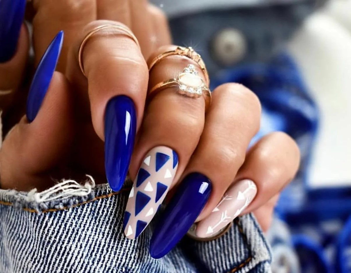 Какой дизайн ногтей в моде. Яркие стильные ногти. Синие ногти. Модный маникюр. Красивые ногти.