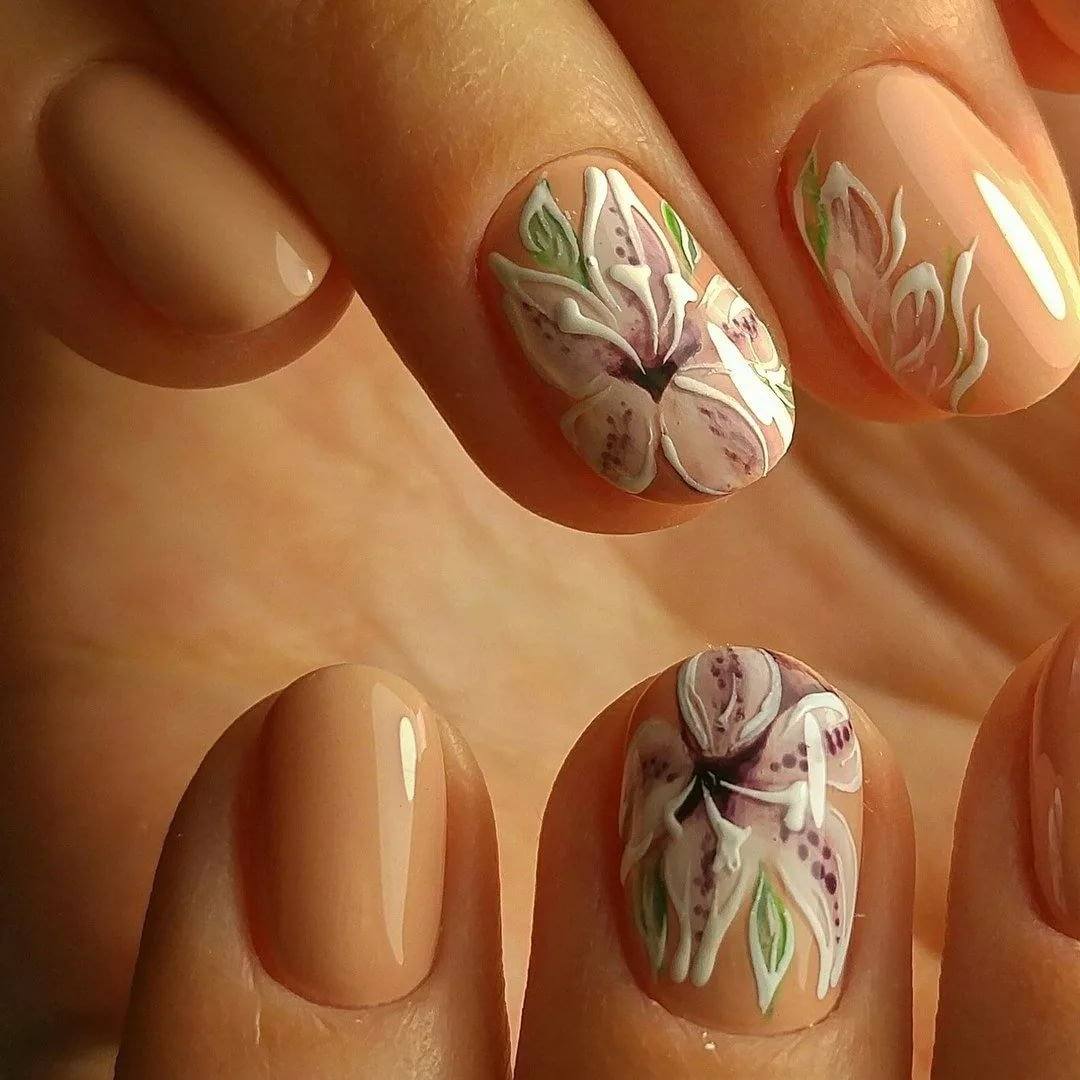 Ногти маникюр дизайн март. Красивые цветы на ногтях. Цветочный маникюр. Маникюр с цветочками. Весенние ногти.