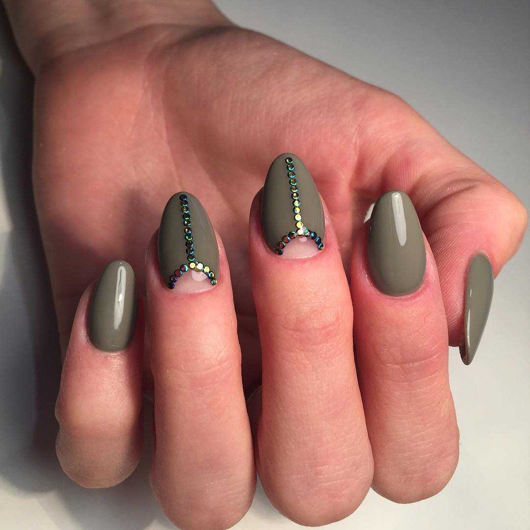 Маникюр на миндальные ногти: идеи дизайна, тренды и новинки 2022 года, 200  фото