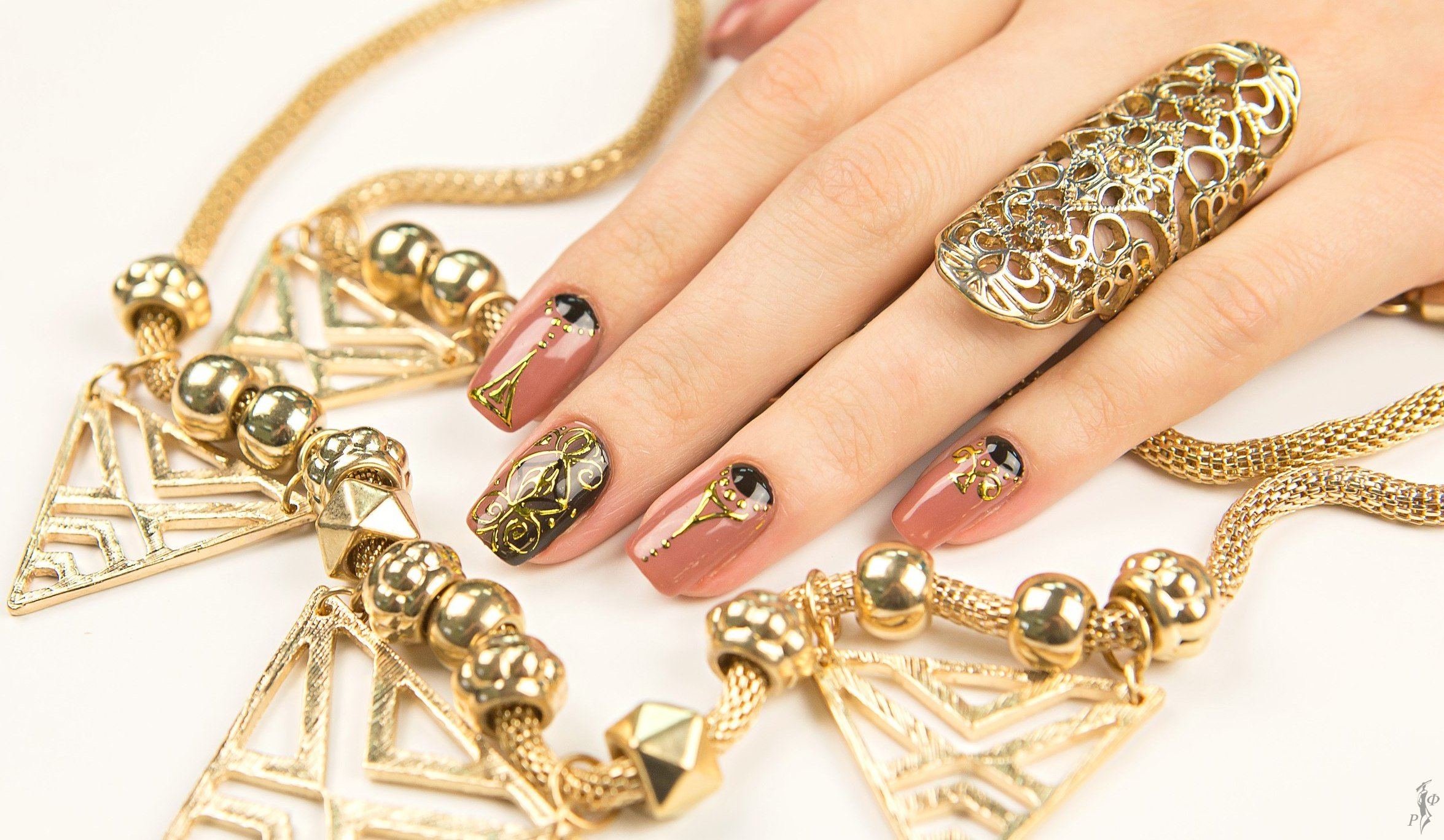 Дизайн ногтей золотом цвете. Ногти золото. Шикарный маникюр с золотом. Красивый золотой маникюр. Красивый маникюр с золотом.