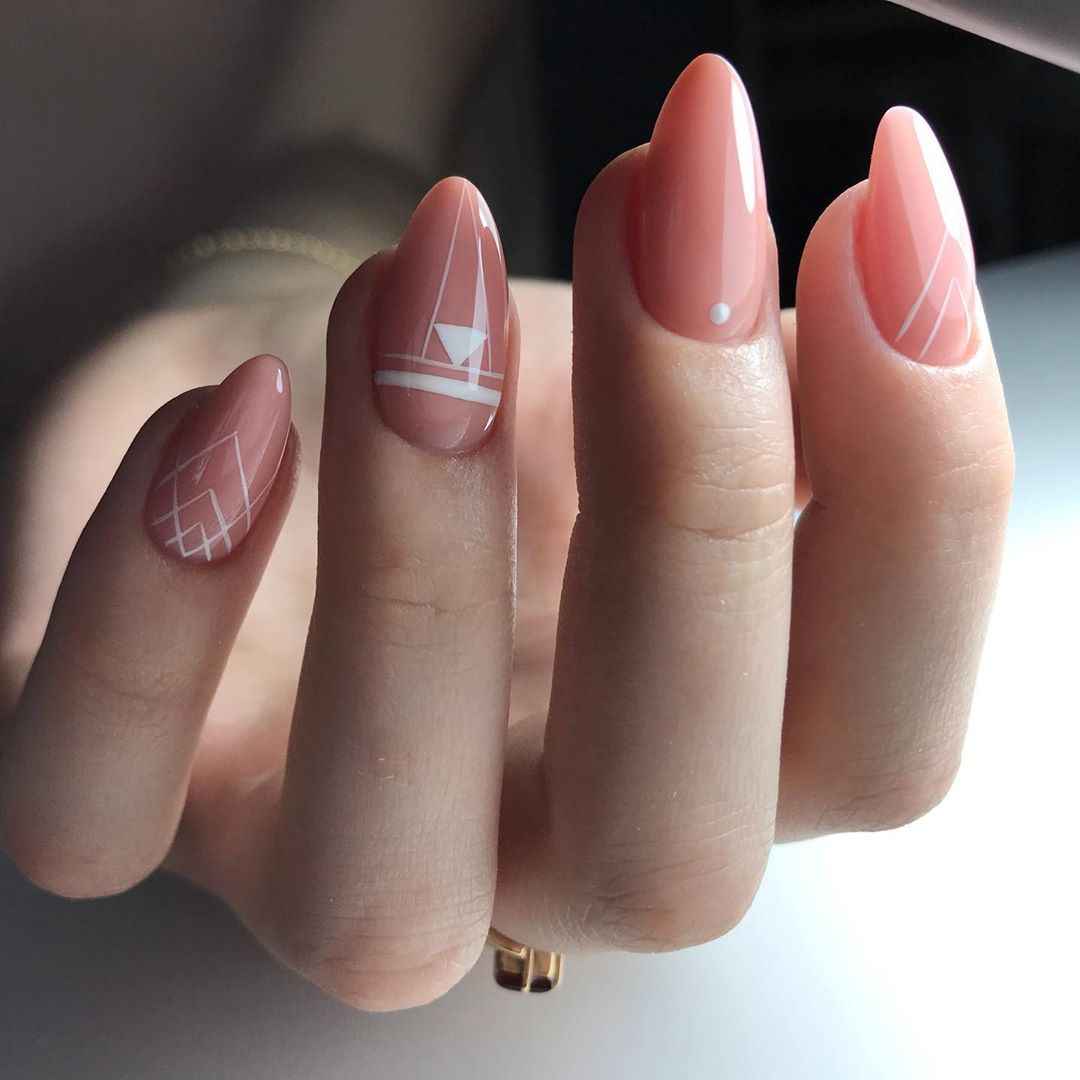 Красивый маникюр на длинные ногти миндалевидной формы с дизайном