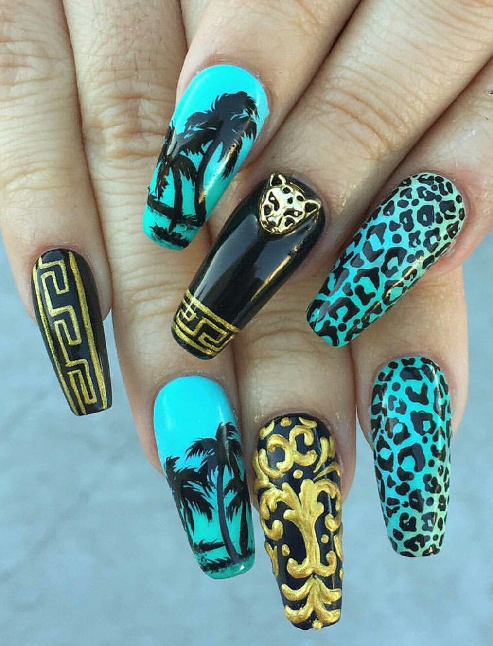 Дизайн ногтей с принтом. Яркий маникюр с леопардовым принтом. Тигровые ногти. Яркий леопард на ногтях. Маникюр с тигровым рисунком.