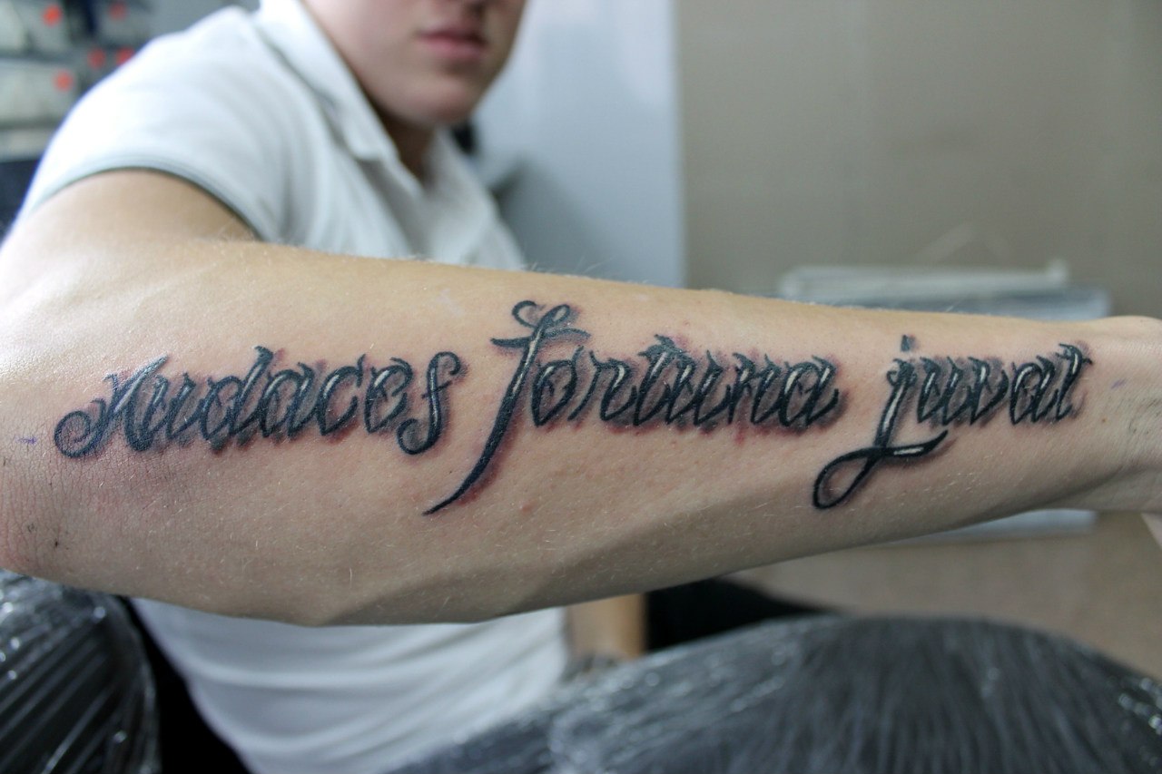 Татуировки мужские надписи на латыни