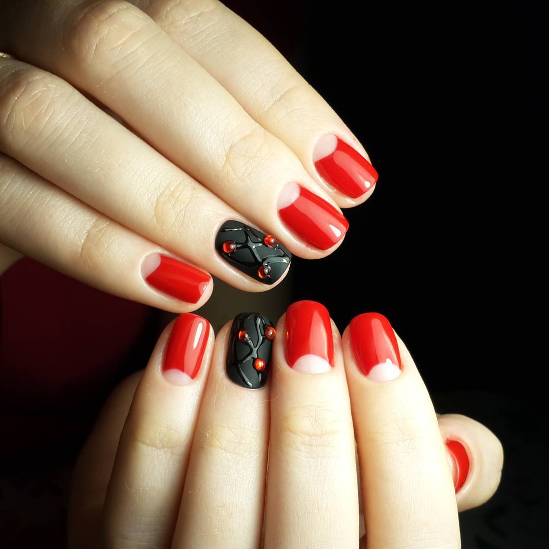Фото ногтей красные с черным. Красные ногти. Маникюр черно красный. Черно красный маникюр на короткие ногти. Маникюр на короткие ногти красный с черным.