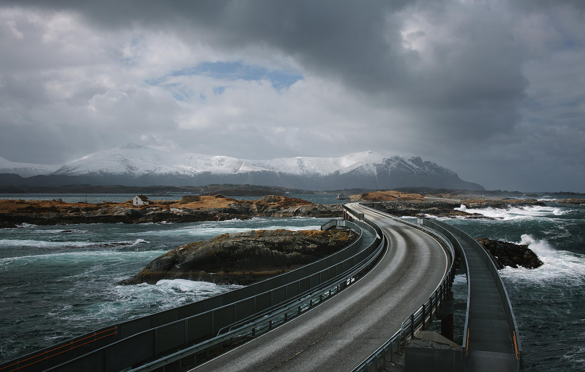 Путешествия через океан. Атлантическая дорога и мост в никуда Норвегия. Дорога Атлантик роуд. Атлантик роуд в Норвегии. Атлантическая дорога в Норвегии.