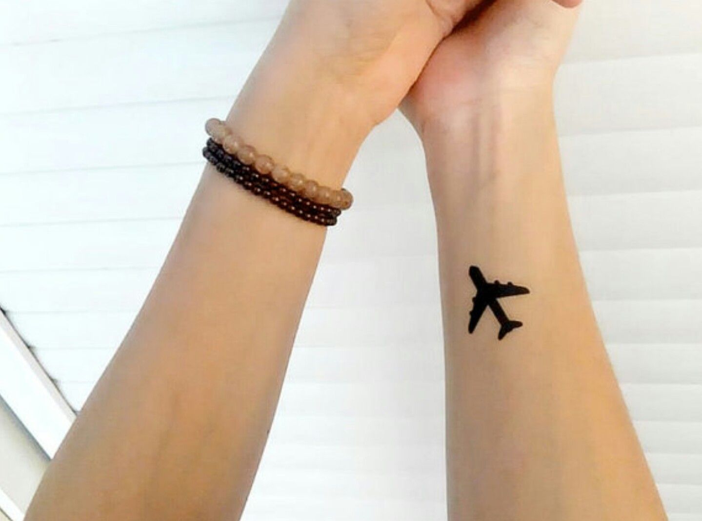 Идеи для татуировки самолет на руке