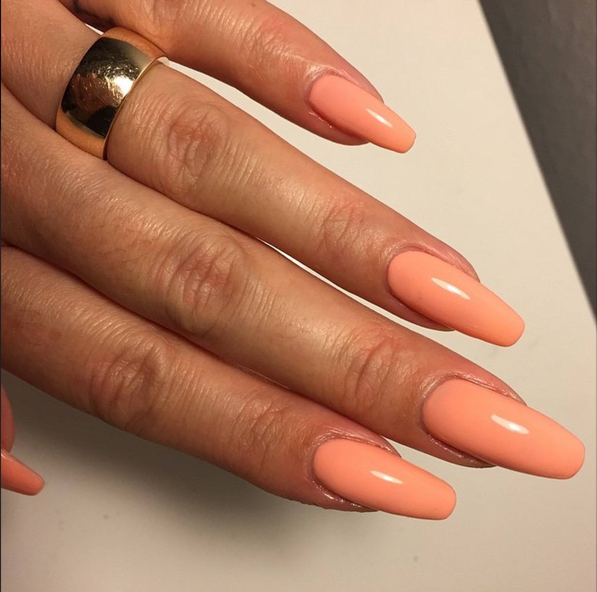 Форма ногтей гель лак. Маникюр персикового цвета. Нарощенные ногти однотонные. Персиковый маникюр на длинные ногти. Однотонное наращивание ногтей.